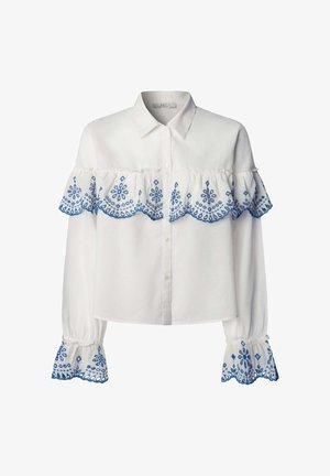 Valge pika varrukaga pluus kraega, sinise lillemustriga tikandid volangiga õmblusdetailidel ja mansettidel, nööbitav ees.