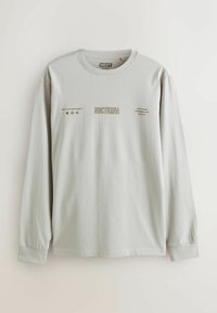 Langärmliges graues Baumwoll-T-Shirt mit Druck, das "NOCTURNA" und verschiedene Designelemente in dunklen Farbtönen zeigt. Rundhalsausschnitt und umschlagene Ärmel.