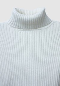 Weißer gerippter Rollkragenpullover mit hohem Kragen, strukturiertem Stoff und enganliegendem Design.
