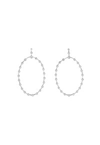 Srebrne owalne kolczyki w kształcie obręczy z łańcuchowym wzorem, w którym równomiernie rozmieszczone są okrągłe, przezroczyste kamienie.