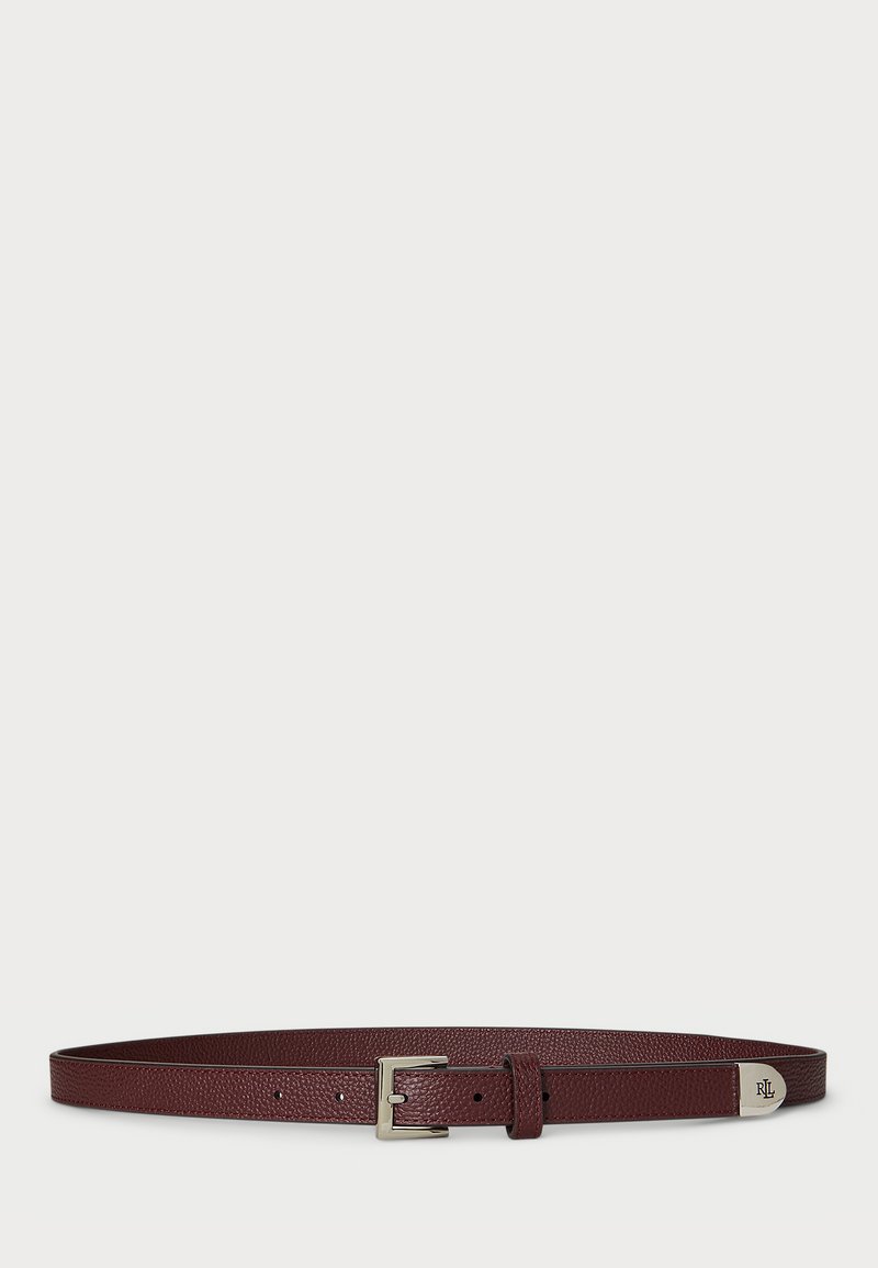Burgundijas ādas jostas ar teksturētu apdari, sudraba metāla sprādze un logo akcentu uz stiprinājumiem, piedāvājot vairākus regulēšanas caurumus.