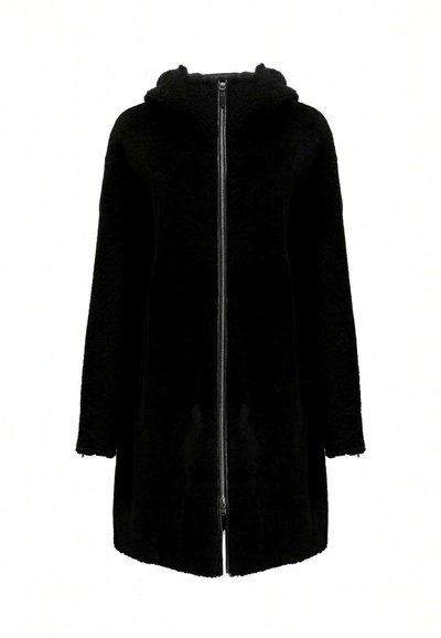 Cappotto in pile nero con chiusura a zip, cappuccio e maniche lunghe. Presenta una texture morbida e una vestibilità oversize con orlo dritto.