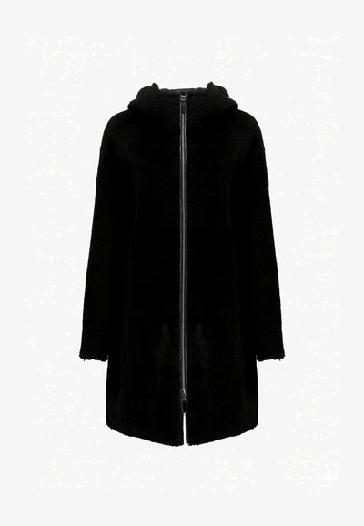 Cappotto in pile nero con chiusura a zip, cappuccio e maniche lunghe. Presenta una texture morbida e una vestibilità oversize con orlo dritto.