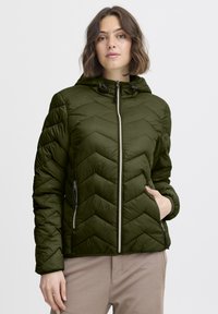 Alyvuogių žalios spalvos paminkštinta striukė su siuvinėtu zigzago raštu, užtrauktuku priekyje, gobtuvu ir dviem užtrauktukais užsegamomis šoninėmis kišenėmis. Medžiaga atrodo lygi ir lengva.