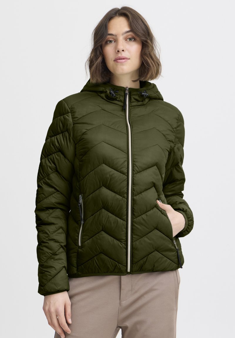 Alyvuogių žalios spalvos paminkštinta striukė su siuvinėtu zigzago raštu, užtrauktuku priekyje, gobtuvu ir dviem užtrauktukais užsegamomis šoninėmis kišenėmis. Medžiaga atrodo lygi ir lengva.