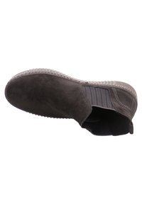 Dunkelgraue Wildleder Chelsea-Stiefel mit elastischen Seitenpaneelen, einer strukturierten Sohle und einer Zuglasche an der Rückseite für einfaches Anziehen.