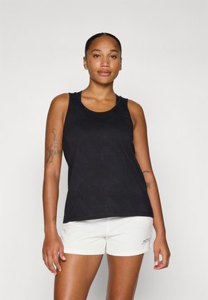 Débardeur de sport sans manches noir avec un motif de vagues discret, fabriqué à partir d'un matériau léger, associé à un short de couleur claire.