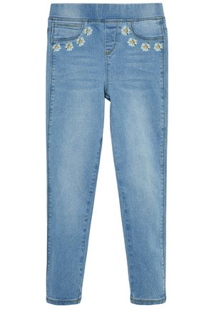 Vaqueros de mezclilla azul claro con cintura elástica y margaritas blancas bordadas a lo largo de los bordes de los bolsillos delanteros.