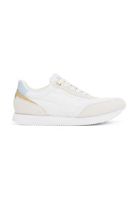 Fehér sneaker, sima és texturált anyagok keverékével, finom világoskék kiegészítőkkel és minimalista dizájnnal, arany hardverelemekkel.