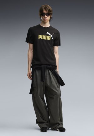 Puma, LOGO TEE - T-shirt con stampa - black rustic olive