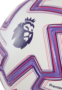 Pallone da calcio della Premier League con superficie bianca testurizzata, caratterizzato da motivi a zigzag viola e rossi e un logo di leone in viola scuro.
