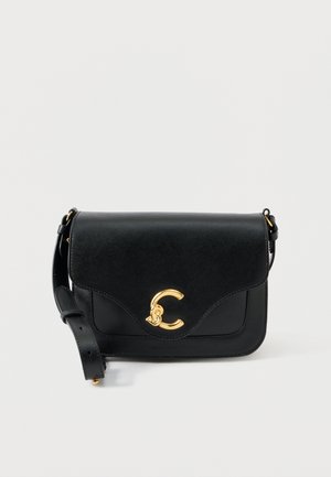 Bolso bandolera de cuero negro con diseño de solapa, con cierre en tono dorado y acabado texturizado. Incluye correa ajustable.