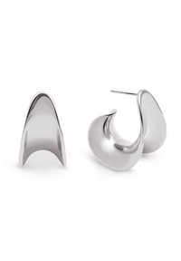 Pendientes de metal plateado con un diseño suave y escultórico. Un pendiente presenta una forma curva y ancha, mientras que el otro tiene una forma ondulante y fluida.
