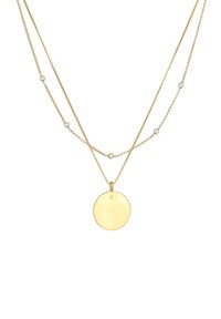 Gouden ketting met twee gelaagde kettingen; beschikt over een ronde hanger en kleine versierde accenten langs de bovenste ketting.