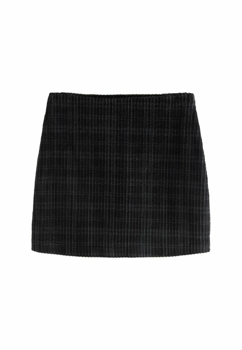Sort ribbet mini-skjørt med en struktureret overflade og elastisk talje, der har en lige skæring og en søm langs den nederste kant.