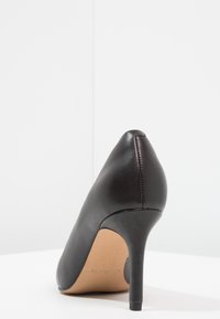 Clarks Lodičky na vysokém podpatku - black