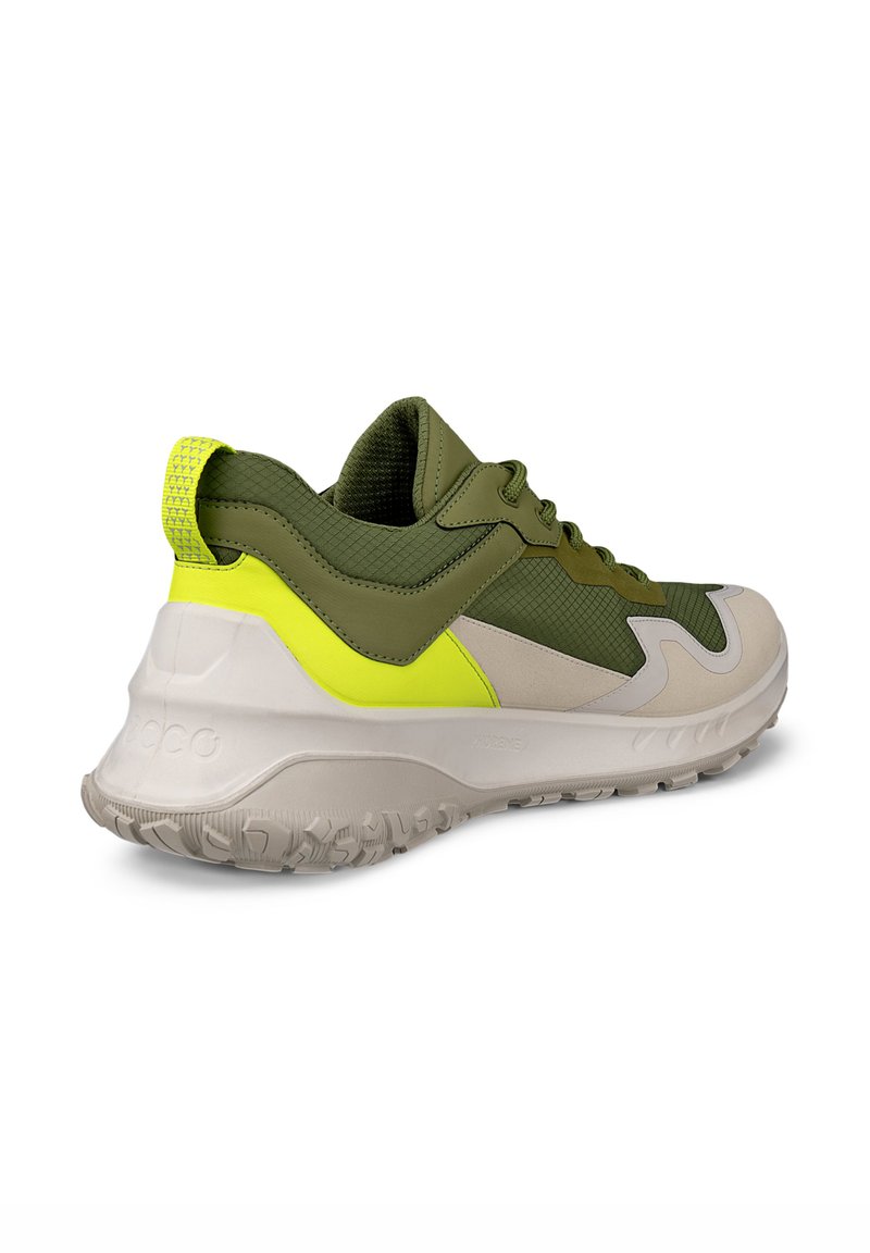 Zapatillas verde y gris con parte superior de malla, acentos amarillos y una suela acolchada que presenta un patrón texturizado y un lazo en el talón para facilitar su uso.