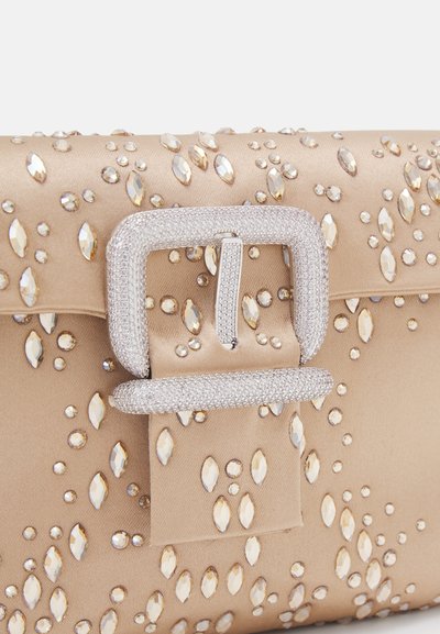 Beige satin clutch-taske udsmykket med klare rhinsten i forskellige størrelser, og med en stor, glitrende rektangulær spænde-lukning.
