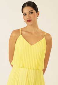 Apart KURZES PLISSEE - Freizeitkleid - vanilla