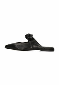 Infradito in pelle nera con punta affusolata, caratterizzate da un dettaglio annodato sulla parte superiore e una suola piatta. Texture liscia in tutto il prodotto.