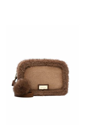 Petit sac à main rectangulaire marron texturé avec garniture duveteuse, porte-clés pompon assorti, et une plaque de marque dorée sur le devant.