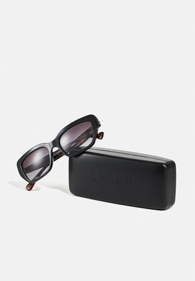 Ralph Lauren aurinkolasit, joissa on paksu musta aseteettiympäristö, gradienttiset linssit ja kilpikonnakuosiset yksityiskohdat. Mukana musta suorakulmainen kotelo.