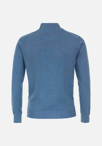 Blauer gestrickter Pullover mit hohem Kragen, langen Ärmeln sowie gerippten Bündchen und Saum. Glatte Textur in einer einheitlichen Farbe, ohne Muster oder Logos.