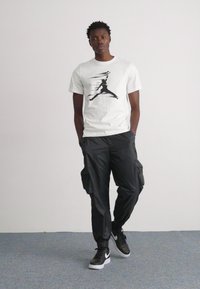 Jordan CREW - Μπλουζάκι με στάμπα - white/black