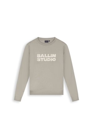 Lichtgrijze lange mouwen trui met geribde manchetten en zoom, met grote witte tekst "BALLIN STUDIO" in het midden voorop.
