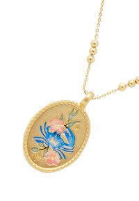 Zlatý oválny prívesok na náhrdelníku so zlatou farbou, zobrazuje modrého kraba s ružovými kvetmi a zelenými listami na ploche prívesku.