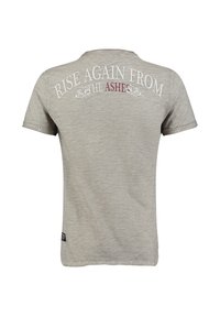 Camiseta de manga corta gris con el texto "RENACER DE LAS CENIZAS" en blanco y burdeos, confeccionada en un tejido ligero y texturizado.