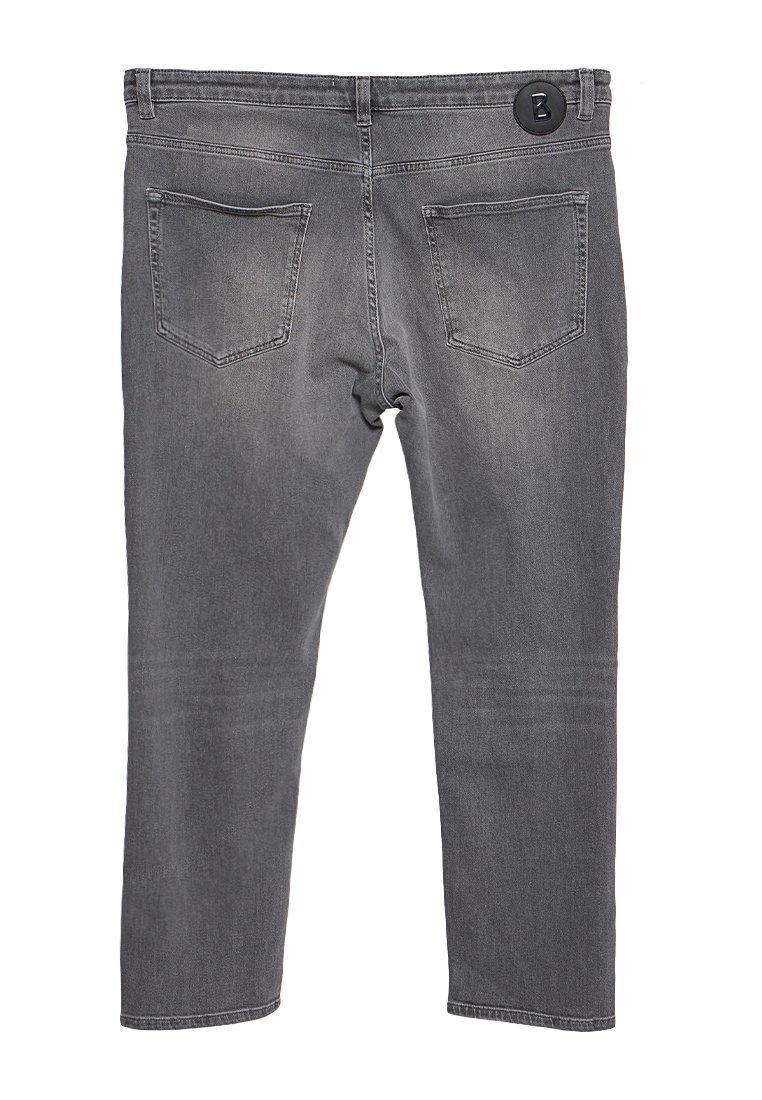 Graue Denim-Jeans mit einer glatten Textur, ausgestattet mit zwei Gesäßtaschen und einem Knopfverschluss. Das Design umfasst minimalistische Nähedetails.