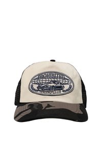 Casquette de baseball avec devant beige, arrière en mesh noir, visière camouflage et emblème indiquant « Prohibited Racing Club » avec un dessin de voiture.