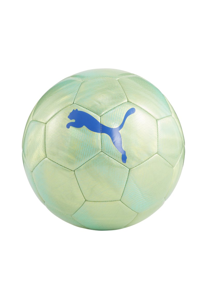Zaļš futbola bumbas modelis ar sešstūru rakstu, kurā ir zils Puma logo. Virsma ir spīdīga, ar strukturētu apdari.