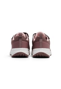Bruine en roze sport schoenen met een bovenwerk van gaas, een gevoerde kraag en een witte rubberen zool. Heeft een gestructureerde grip en verstelbare banden.