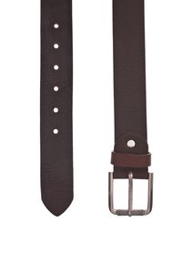 Brauner Ledergürtel mit strukturiertem Finish, verfügt über fünf Löcher, eine Metallschnalle und ein Nietenakzent in der Nähe der Schnalle. Die Umrandung hat ein verjüngtes Ende.