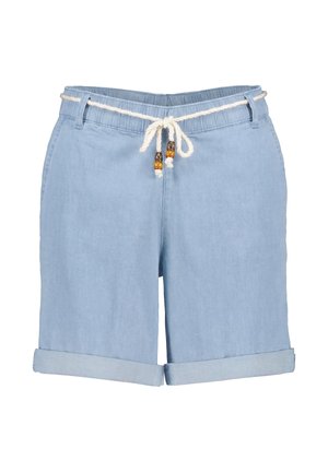 Hellblaue Jeansshorts mit umgeschlagenen Säumen und weißem Seilgürtel, der an der Taille mit Holzperlenakzenten gebunden ist.