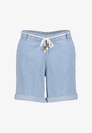 Lichtblauwe denimshorts met opgerolde boorden en een witte touwriem vastgebonden in de taille met houten kraalaccenten.