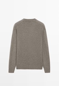 Maglione grigio in maglia con maniche lunghe, scollo tondo, polsini e orlo a coste, caratterizzato da una texture morbida e un design minimalista.