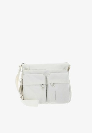 Weiße Umhängetasche mit zwei vorderen Reißverschlusstaschen und einem verstellbaren Schultergurt vor weißem Hintergrund.