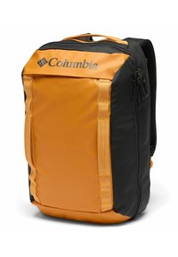 Columbia-Rucksack mit orangefarbener Vorderseite und schwarzen Seiten, ausgestattet mit stabilen Reißverschlüssen, gepolstertem Rücken und Seitentaschen zur Aufbewahrung.