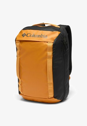 Zaino Columbia con parte anteriore arancione e lati neri, dotato di cerniere robuste, schienale imbottito e tasche laterali per riporre oggetti.