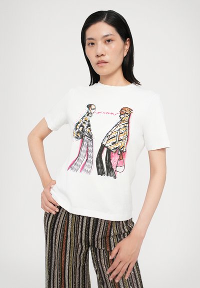 T-shirt blanc à manches courtes présentant une illustration colorée de deux silhouettes de mode. Le design comprend des contours audacieux et des accents roses.