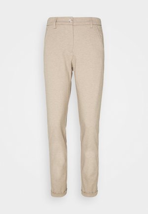 Pantalon beige sur mesure en tissu doux. Il présente une fermeture à bouton unique, des passants pour ceinture et des revers roulés. Finition lisse et texturée.