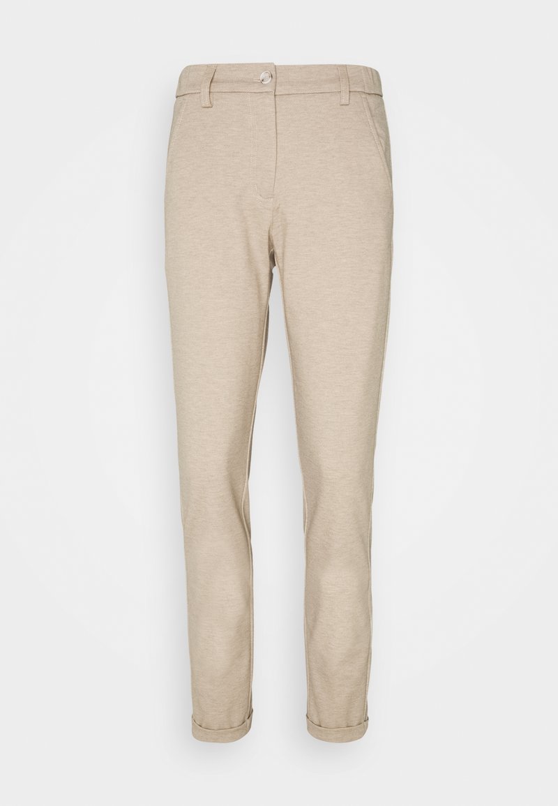 Pantalon beige sur mesure en tissu doux. Il présente une fermeture à bouton unique, des passants pour ceinture et des revers roulés. Finition lisse et texturée.