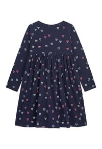 Navyblaues langärmeliges Kleid mit einem runden Halsausschnitt, das einen Herzdruck in Pink, Weiß und Hellblau zeigt, mit einem gerafften Rock.