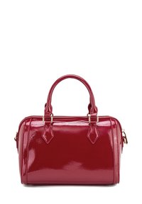 Rode lakleren handtas met dubbele afgeronde handgrepen, zilveren hardware, rechthoekige vorm en decoratieve stikdetails.