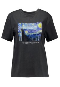 Sort bomulds t-shirt med et frontgrafik af "Stjernesky" af Vincent van Gogh, med tekst nedenunder i hvid skrift. Korte ærmer, rund hals.