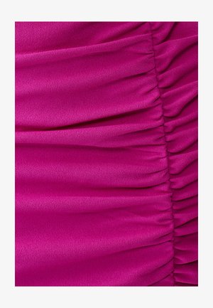 Tissu de robe fuchsia avec une texture douce et lisse et un design plissé. Le ruché vertical apporte profondeur et dimension au matériau.