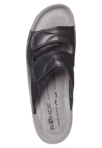 Mørk lædersandal med tre justerbare stropper. Polstret grå indersål med trykt branding. Glat tekstur, åben design og flad sål.